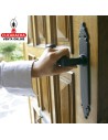 JUEGO MANILLAS PUERTA RUSTICO ZAMAK PLACA MARTILLEADA ACERO MODELO 100P.
