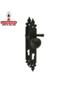 JUEGO MANILLAS PUERTA RUSTICO ZAMAK POMO 21 PLACA ACERO Y BOCALLAVE MODELO 106PB.