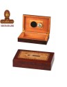 Humidor con higrómetro y humidificador acabado en nudo de madera taraceada.