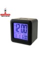 Reloj despertador cuadrado negro.